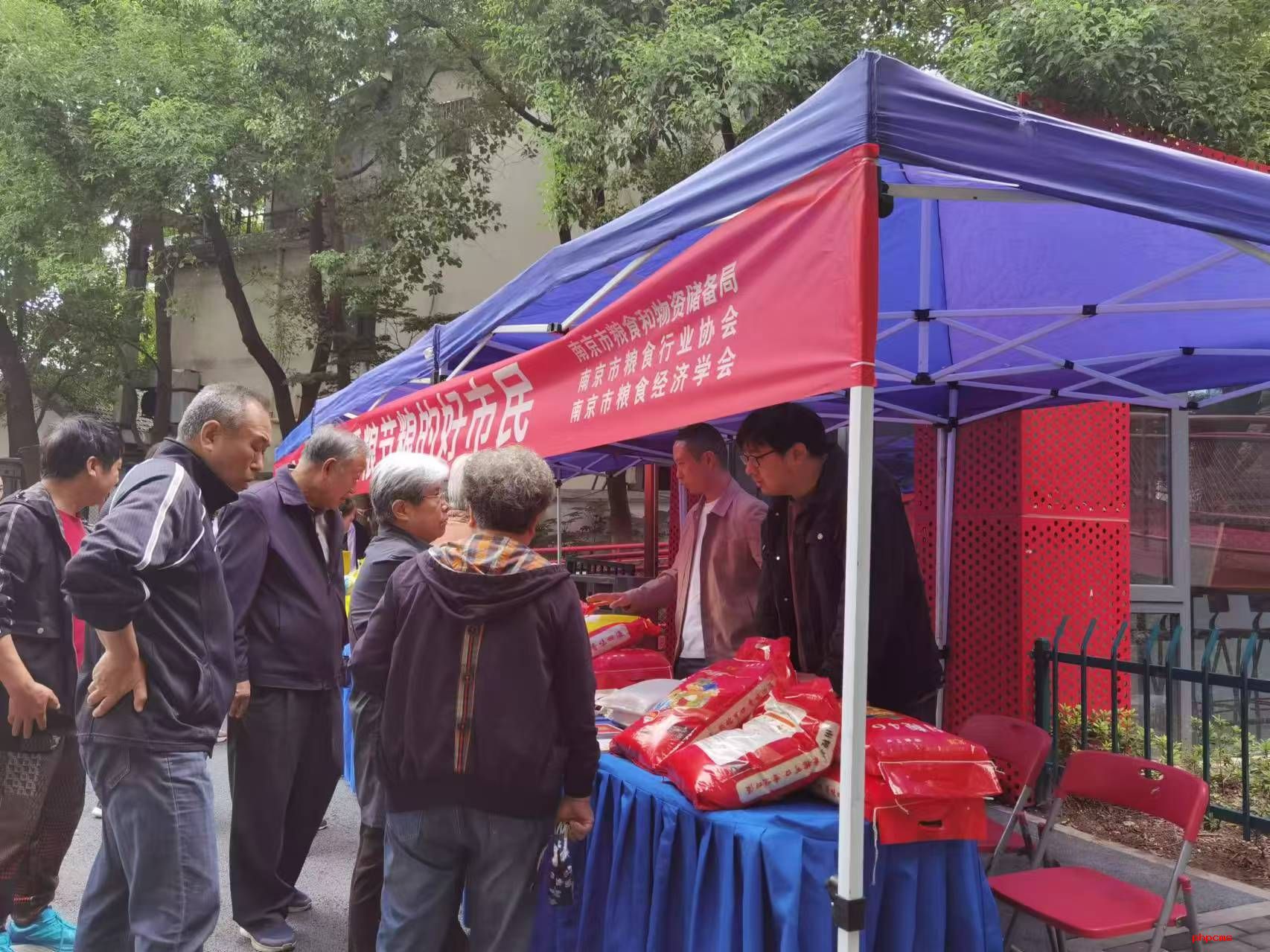 粮食购销公司携自产大米参加优质粮油进社区活动